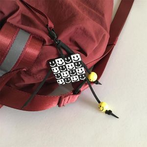 Porte-clés cordon noir à la mode avec motif de sourire jaune porte-clés à breloque carrée pour femmes fille unisexe décontracté belle accessoire de sac d'école