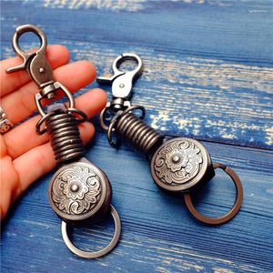 Keychains Cadena de llave de cuero genuino hecha a mano Mujeres Men Creative Western Car Ring Bagms Charms Llavero