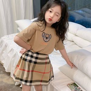 vêtements de marque pour enfants Été pour enfants Nouvelle jupe à manches courtes Ensemble deux pièces Tendance et à la mode Petit ours court T Haut à manches mi-longues pour les filles