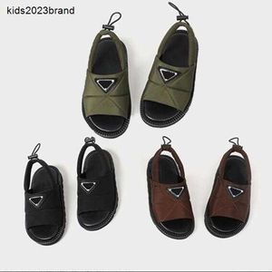 Kids Designer Sandals garçons filles Produits d'été Taille 26-35 Chaussures enfants LETTRE ENFANT IMPRIMÉ avec badge Sandal Fashion Gift