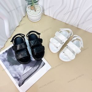 zapatos de diseñador para niños Niños completos Niño pequeño Triángulo Sandalias de cuero genuino Niños Niñas Zapatos de verano para jóvenes Sandalia plana Antideslizante Baño de playa Zapatos para correr al aire libre