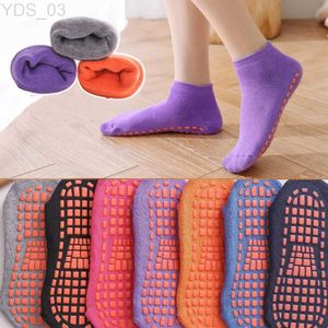 Chaussettes pour enfants Automne/Hiver/Printemps/Été Chaussettes de sol antidérapantes Couleur bonbon Chaussettes de trampoline de yoga en coton Semelles Colle Chaussettes d'éducation précoce YQ240314