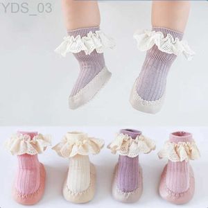 Chaussettes pour enfants Chaussettes à volants pour bébés filles avec semelles en caoutchouc Chaussette pour bébé Nouveau-né Automne Enfants Plancher Dentelle Fleurs Chaussures Antidérapantes Chaussette À Semelle Souple YQ240314