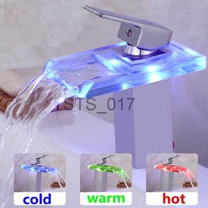 Grifos de cocina 2018 Top Fashion Baralho Torneira Grifo de baño con luz LED Grifo pulido Lavabo Montado en cubierta Mezclador de fregadero 3 colores Cambio x0712