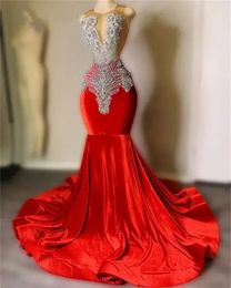 Vestido De graduación De sirena De terciopelo rojo brillante, vestido De fiesta Formal De talla grande con cuello transparente y cuentas, bata De Bal 2024