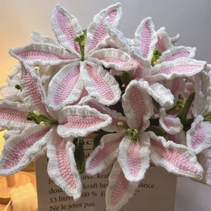 Tricoter fini à la main au crochet blanc lys fleurs de laine en laine Produits de tricot de tricot