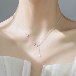 Collier de papillon minimaliste coréen pour femmes de luxe légère Niche Chaîne de clarbone Sense de conception haut de gamme Polyme et Tendance à la mode à la mode