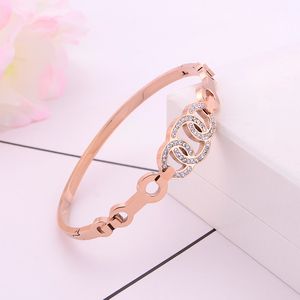 Le bracelet en acier en acier de la mode en or rose coréen ne fait pas fondre tout ce qui est des dames bijoux de la main de mode diamant simple et simple