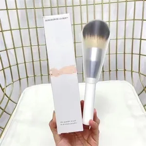 Pinceles de maquillaje de La Brand Brocha para colorete individual LA BROCHA PARA BASE EN POLVO - Pelo sintético suave Acabado impecable grande Mezcladora de brochas de maquillaje de belleza con caja de alta calidad