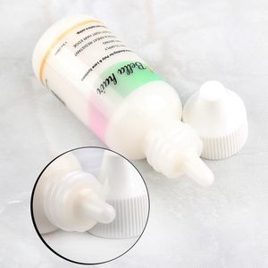 Adhésif de remplacement de cheveux 1,3 oz Colle de liaison invisible Contrôle supplémentaire de l'humidité Tenue de la lumière pour les systèmes de toupet de perruque de postiche en poly et en dentelle