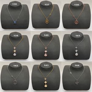 Señoras Trébol de cuatro hojas Diamantes Letra V Collares pendientes Cadena de suéter para mujer Collar clavicular Accesorios de joyería de boda Regalos Suministro al por mayor y al por menor