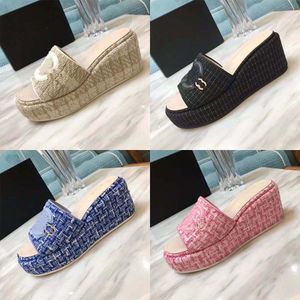 Mesdames Sandals Femmes Slippers Designer Sandal Lady Mariage Party Chaussures Boucle Boucle Rubber Sole Mules Summer plage sexy talons grossiers