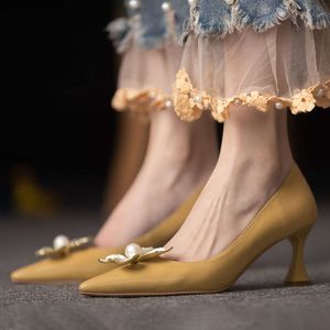 Chaussures d'été dames avec talon chaussures jaunes pour femmes 2023 pompes talons hauts pointues du soir perle en talon