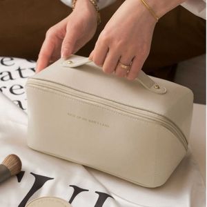 Lady Cosmetic Bags Cases Pu Organ Pillow Bolsa de maquillaje para mujer Handheld Gran capacidad Travel Portable Ins Advanced Sense Wash and Storage 230704