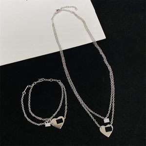 Lady Double chaîne mode colliers coeur amour Solitaire pendentif colliers intérieur creux Matach Bracelet pour les femmes