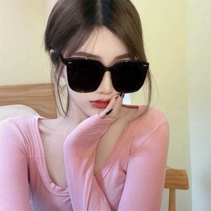 Lunettes de soleil à rayures horizontales à grand cadre pour femmes dans les photos de rue de la mode Spicy Girl version coréenne célébrité sur Internet même modèle grand visage minceur