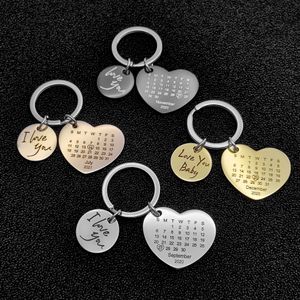 Porte-clés avec calendrier commémoratif de Couple gravé au Laser, pendentif en forme de cœur d'amour, personnalité, nom anglais, cadeau d'anniversaire