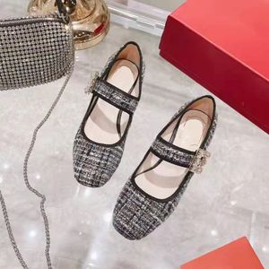 Las últimas sandalias de ballet de diseñador para mujer, de calidad superior, de cuero de color puro, tela de terciopelo, exquisitos zapatos de tacón grueso con hebilla de diamante Squard, mocasines de fiesta de moda para mujer