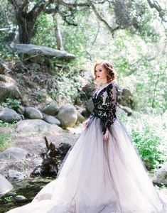 Últimos vestidos de novia vintage en blanco y negro de 2018 Estilo rural occidental Cuello en V Ilusión sin espalda Mangas largas Vestidos de novia góticos