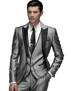 Último diseño, esmoquin de novio gris plateado con un botón, solapa de pico, trajes de boda para padrino de boda para hombre (chaqueta + pantalón + chaleco)