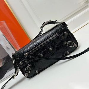 Le Cagole Designer Fourre-Tout Sacs Flip Cover En Cuir Messenger Sac Femmes Sac À Main Bandoulière Moto Sac Tendance Dames Rivet Sacs Avec De Larges Bretelles D'épaule