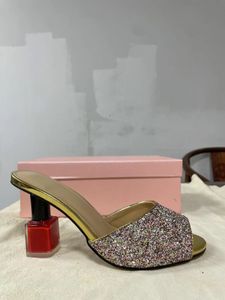 Cuir 2022 Sandales Nouvelle bouteille de vernis à ongles en peau de mouton Chunky High Talons pompes Femmes Slipper Tissu à paillettes d'été Open Toes Peep Toes Toes 34-43 Slip-On Party 57626