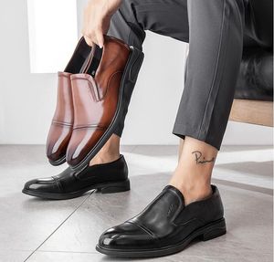 Zapatos hechos a mano de cuero para hombre, nuevo vestido formal de negocios, cuero de vaca, calzado informal británico transpirable para hombre, venta al por mayor