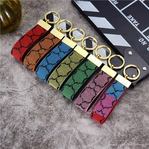 Porte-clés en cuir Porte-cartes Exquis Luxe Designer Porte-clés en alliage de zinc Lettre Unisexe Lanière mignonne pour femmes hommes Noir Blanc Métal avec boîte