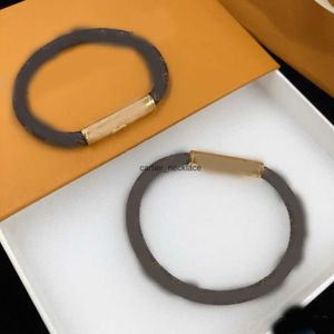 Bracelet de fleur de bracelet en cuir Luxury Femmes de créateurs originaux 18k Anaignée plaquée or Ferme bracelet bracelet bracele