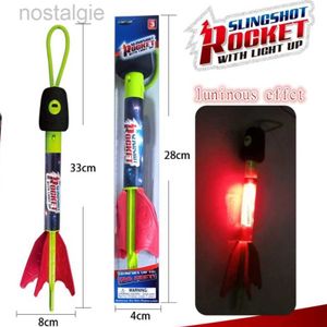 LED Flying Toys 1PCS Sécurité LED LALLET SLINGSHOT LAUNER AVEC LECTUME SET ELASTIC ARROW Hand Pull Rocket Helicopter Flying Toy Party Fun Gift 240410