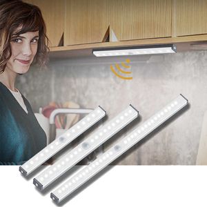 Bandes LED 30 / 21cm DC 5V Rechargeable Power LED Kitchen Bar Light Infrared Motion Sensor Tube pour Warbore Bedside Auto ON / OFF Night Lamps P230315