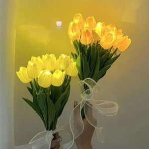 LED Tulip Flower Night Simulation Bouquet Light Home Home Decoration intérieure Ambiance Small Table Lampe Valentin Day Romantic Gift 240127