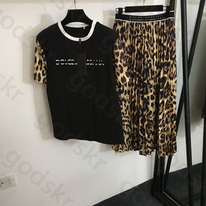 Ensemble chemise et jupe imprimé léopard pour femmes, t-shirt à manches courtes, taille haute, demi-jupe plissée, sweat-shirt, ensemble 2 pièces
