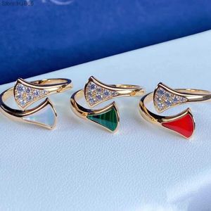 Lgde Bijoux de luxe Bagues Baojia V en forme d'éventail pour femme Bague jupe plaquée avec or rose 18 carats Blanc Fritillaria Rouge Jade Moelle Paon Vert Diamant Lsju