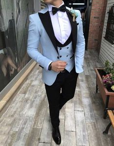 Light Sky Blue Groom Tuxedos Handsome Trim Fit Prom Suit Wedding Tuxedos Trajes de hombre para la boda enarboló la solapa Padrinos de boda Traje Chaqueta Chaleco Pantalones