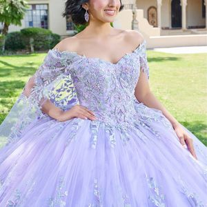 Lilas Sexy Hors De L'épaule Robe De Bal Quinceanera Robe Applique Dentelle Perles Tulle Avec Cape Rubans Corset Robes 15 De XV Anos