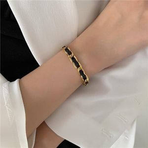 Enlace, diseño de moda de cadena 18 k chapado en oro retro pulsera de cuerda de cuero coreano joyería de acero inoxidable femenina al por mayor no se desvanece