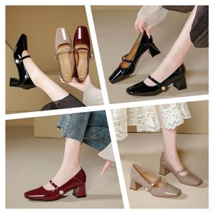 Louisely Designer Pump Shake Luxury Slingback Square Head Sandalias Moda Versátil Trabajo Zapatos individuales Tacón grueso Tacón de piel de oveja Banda elástica San