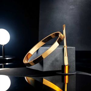 Love Bangl Bangle Brazalete de oro Pareja Mujer Un conjunto de embalaje Pulsera de acero inoxidable Joyería de moda Regalo del día de San Valentín para novia Accesorios al por mayor