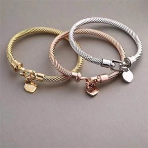 Bracelet coeur d'amour pour femmes bracelet de créateur titane acier câble fil bracelet plaqué or argent rose or charme crochet bracelet de luxe bijoux classiques zb112
