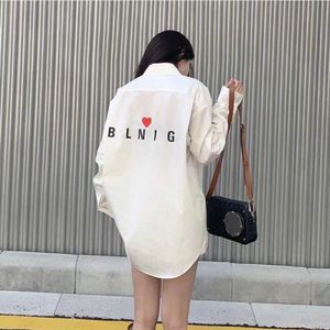 Camisa blanca sexy con bordado de letras de amor versión coreana camisa de manga larga versátil de alta calidad para mujer