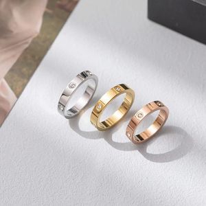 Love Ring Ladies Designer Ring Lovers Bijoux avec en acier en titane et diamants Casual Fashion Street Classic Gold and Silver Roses en option Taille de 5 mm 6 mm.