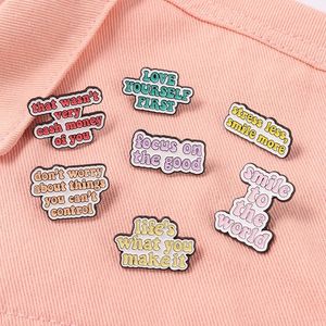 Love Yourself Yourse Emor Tins Quotes and Says Brooches Letter Banner Badges collier Backpack Decoration Accessoires Bijoux Cadeau
