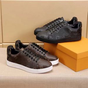 Zapatillas de deporte de Luxemburgo Zapatos casuales blancos y negros Zapatos de cuero de becerro perforados bicolor Suela de goma Diseñadores para hombre Zapatillas de deporte 08