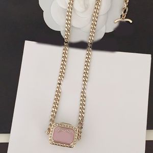 Joyería de mujer lujosa y encantadora Collar de oro extendido con letras de diamantes Colgante de bolsa de resina rosa Collar de dama de diseñador versátil de moda y magnífico
