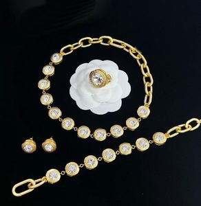 Luxueux Femmes Blanc Résine Cristal Colliers Bracelet Boucle D'oreille Anneaux Épingle À Cheveux Ensemble Banshee Méduse Portrait Plaqué Or 18K Nouveau Design Designer Bijoux VV-231