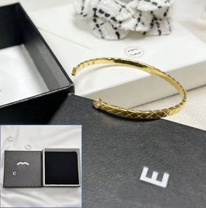 Luxury 18 km plaqué 925 Brand de bracelet plaqué argent Designer Classic Design Fashion Bangle décontracté Boutique Small Diamond Pinced Gift Bangle Gift Box