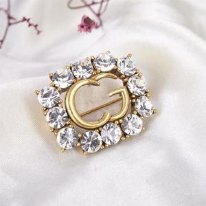 Boutique de luxe diamant broche accessoires de mode types parfaits costumes Anti-éblouissement boucle bijoux taille haute 185F