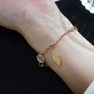 Pulsera de lujo Diseñador Plata Rosa Oro mariquita suerte primavera Mujeres Hombres Trébol de cuatro hojas Pulseras con dijes Accesorios de joyería al por mayor para mujeres Regalo de bodaQ10