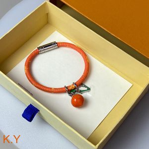 Bracelet de luxe Bracelet en cuir pour femme Suspendu Fruit Lettre Sculpture Pulsera Bracelet Designer Bijoux Summer Collection Festival Bijoux